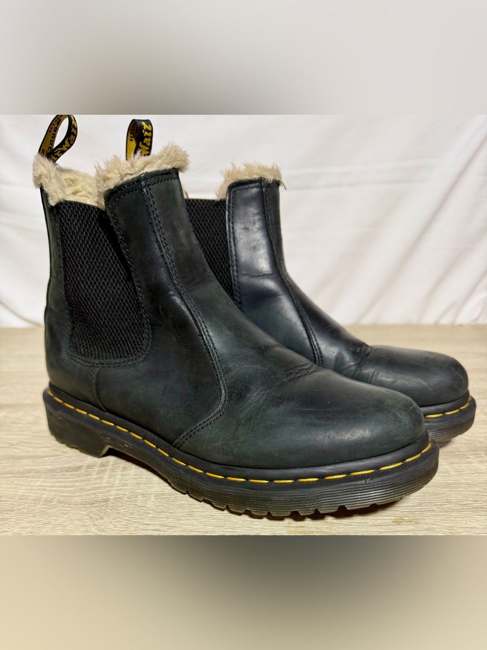Dr. Martens 2976 Leonore Chelsea Boots Black Leather Faux Fur Lined Women US 9